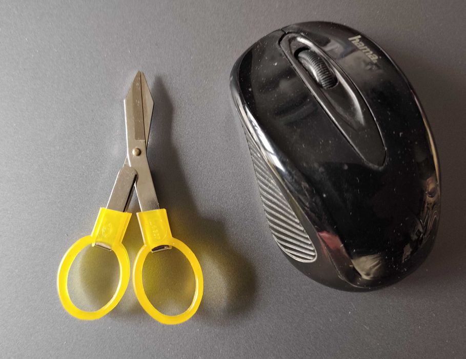 Сгъваема мини ножичка, практична и удобна за път.