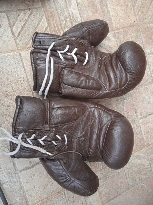 Стари боксови ръкавици и шлем Energetics