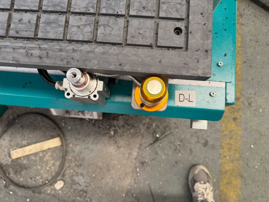 Router CNC cu 3 motoare si masa cu vacuum