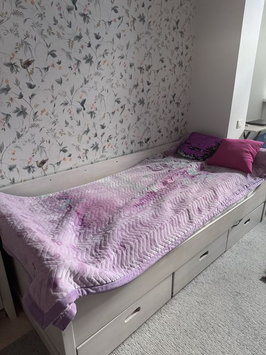 детская кровать и 2 тумбочки