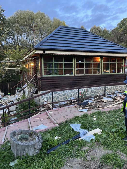 Montaj reparații acoperisuri dulgherie hidroizolații velux