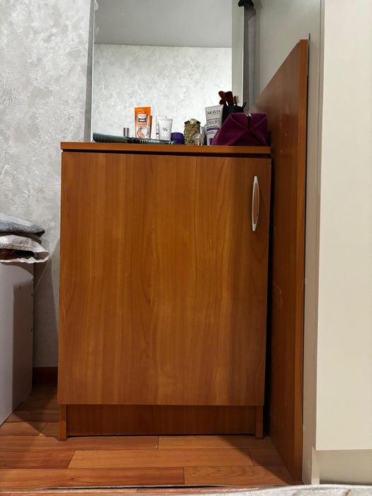 Тумба с подвесным большим зеркалом
