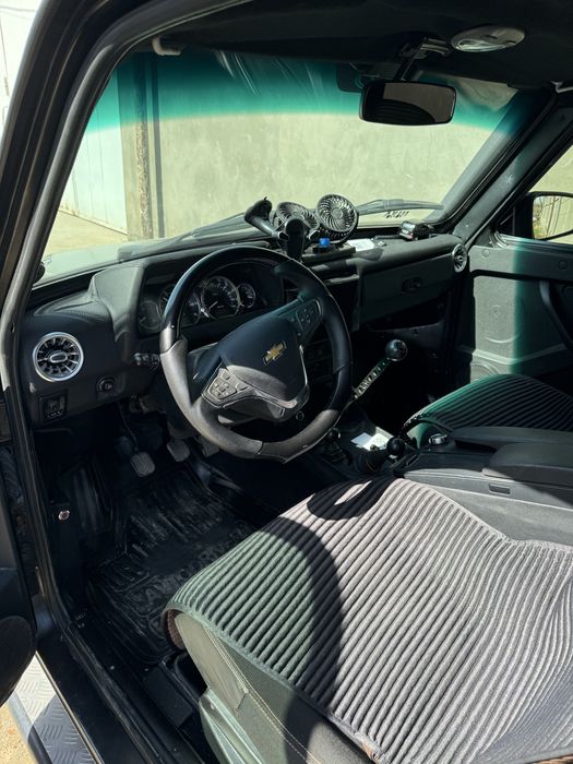 Niva offroadga tayyorlangan qora matviy