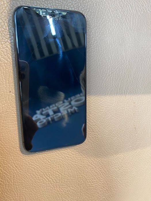 IPhone xs с разбитым экраном