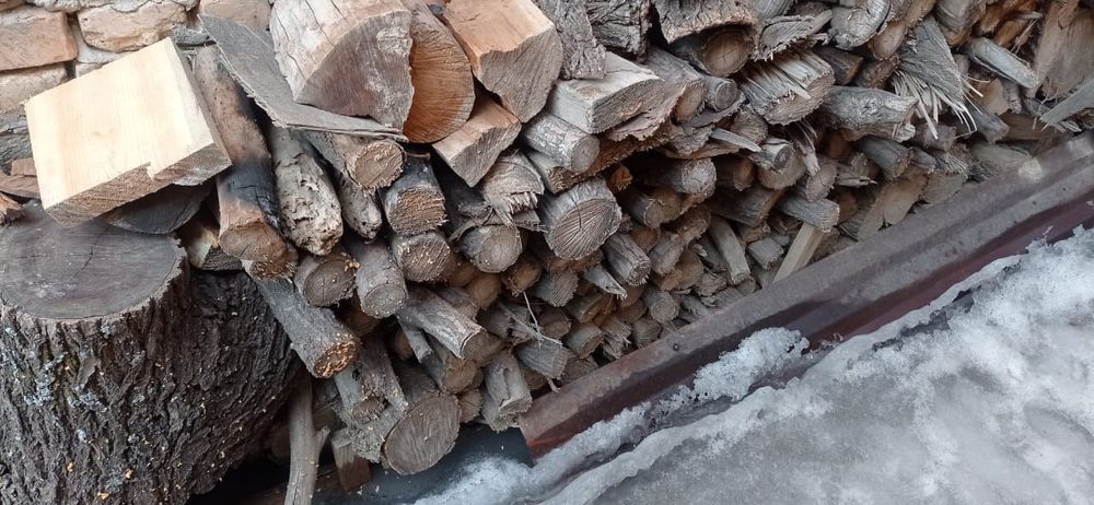 Дрова карогач сухие напилиные .