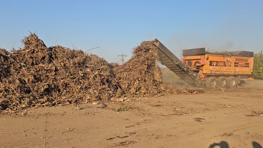 Tocat lemn crengi radacini plastic material lemnos deseuri constructii