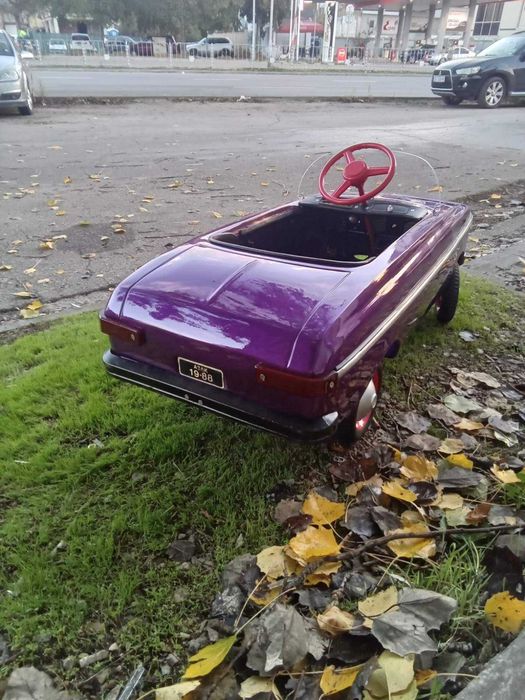 Продавам метална детска ретро кола с педали МОСКВИЧ количка