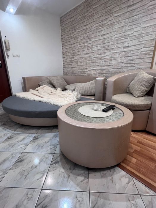 Colțar extensibil oval, măsuță rotunda si 2 fotolii din piele