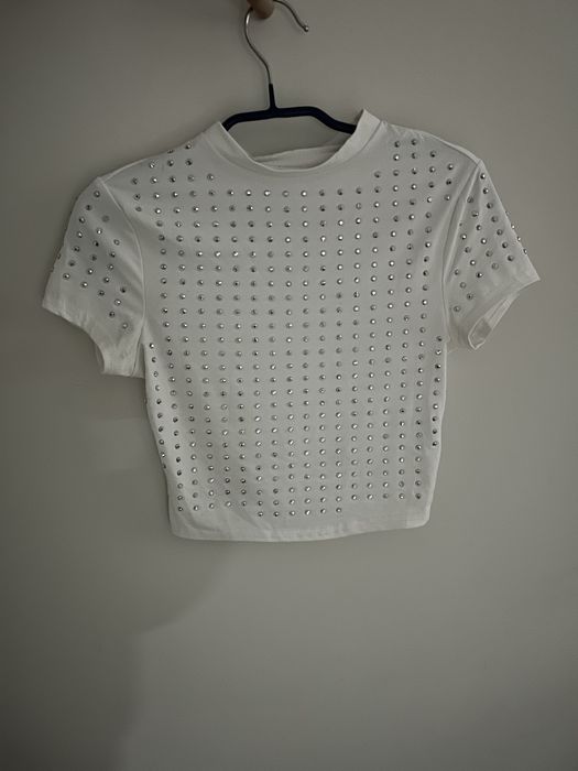 Бяла тениска с камъчета