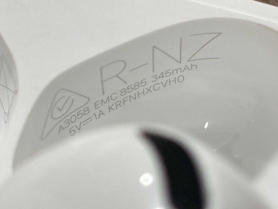 Безжични слушалки Apple - AirPods 4