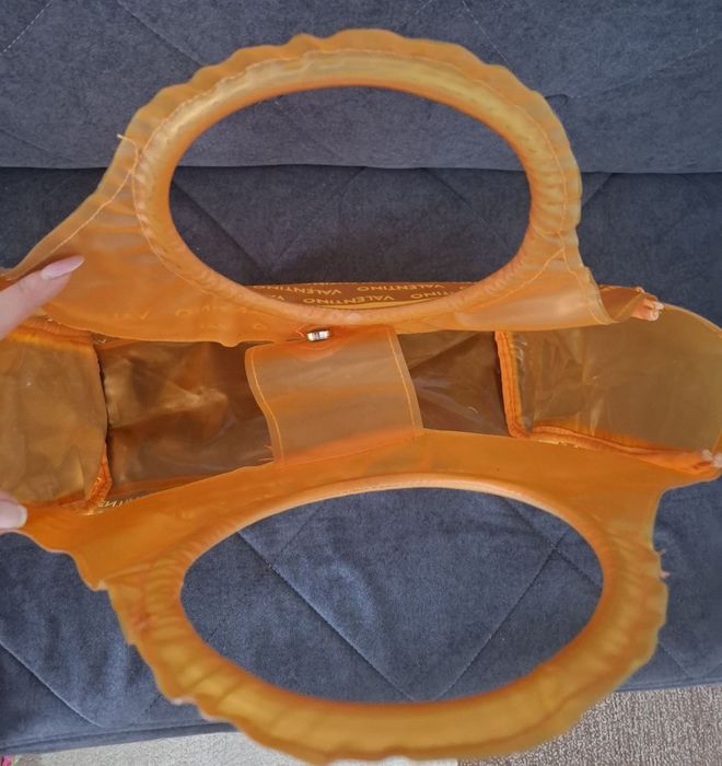 Продаётся большая пляжная сумка. Непромокаемая. Привозная.