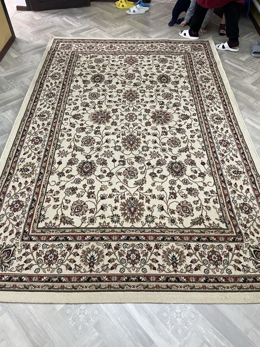 Кілем сатылады.