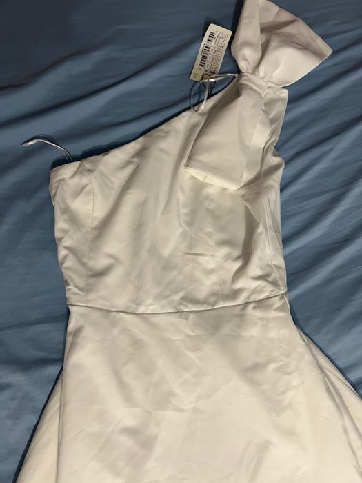 Rochie alba superba cu fundă pe umar