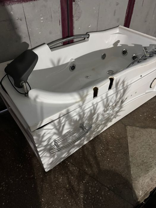 Cada baie cu hidromasaj