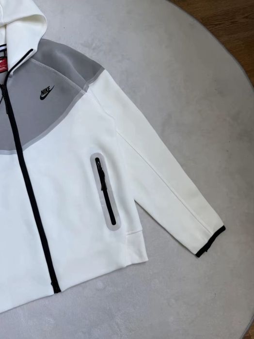 Бело-серая зипка Nike Tech Fleece
