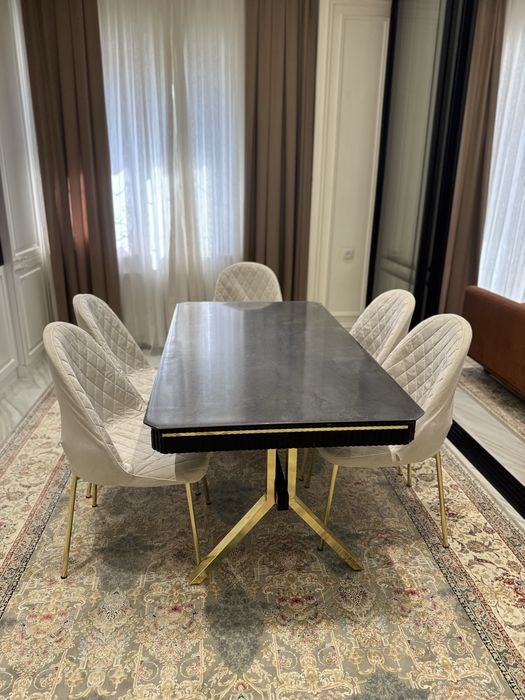 Stol va stullar komplekti sotiladi