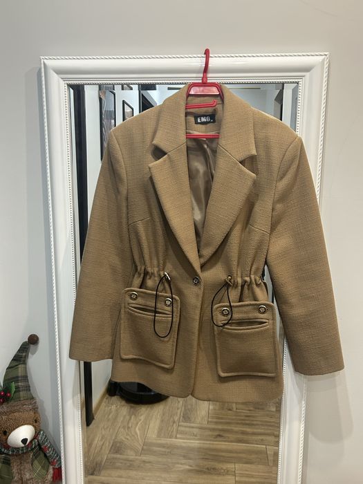 Късо кафяво палто