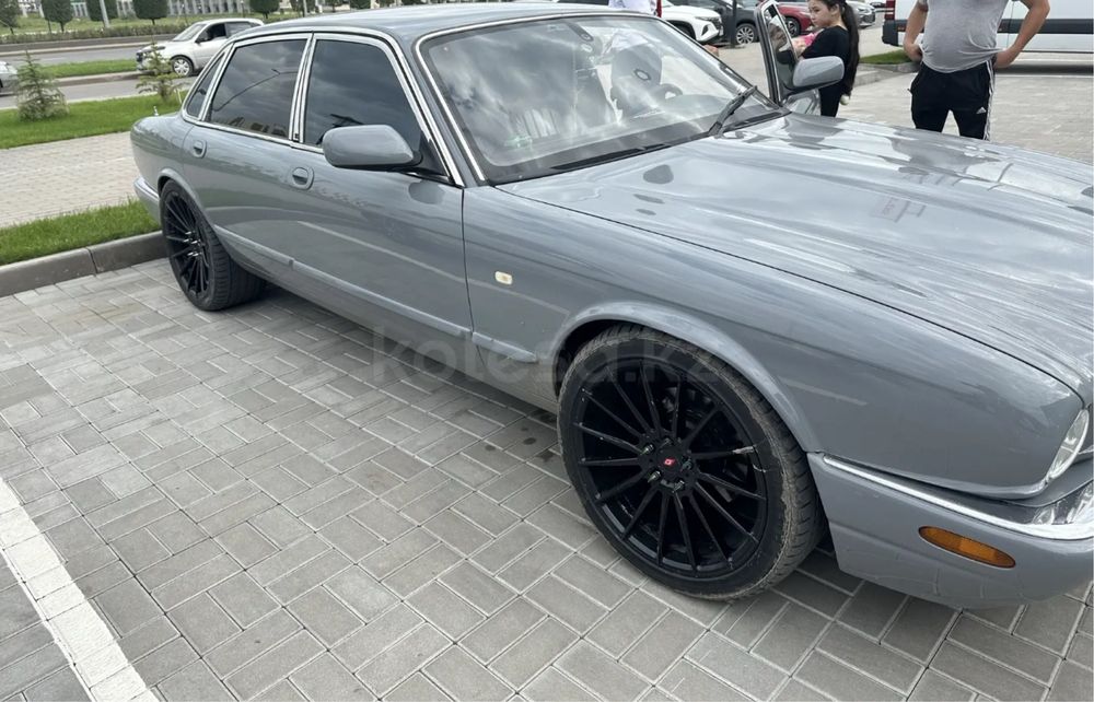 Продам машину Jaguar XJ