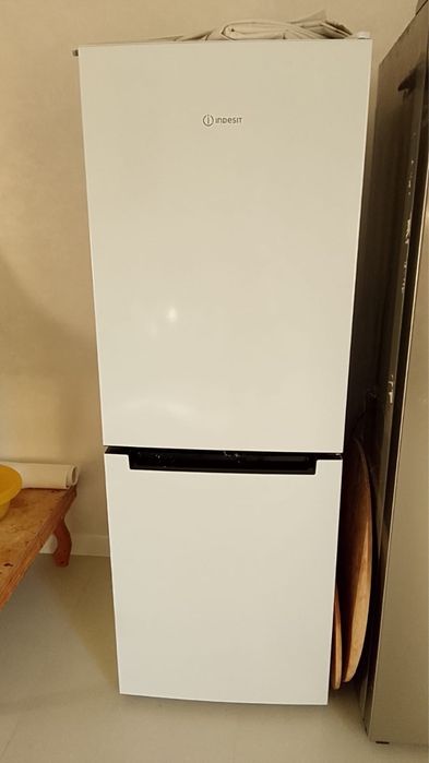 Indesit холодильник сатылады.