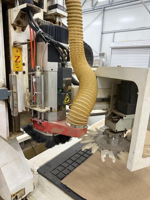 мощен cnc рутер с магазин за инструменти вакуум мотор 5,5,kw.