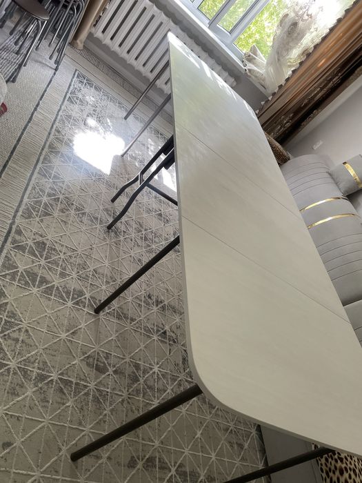 Продаю стол + 20 стульями