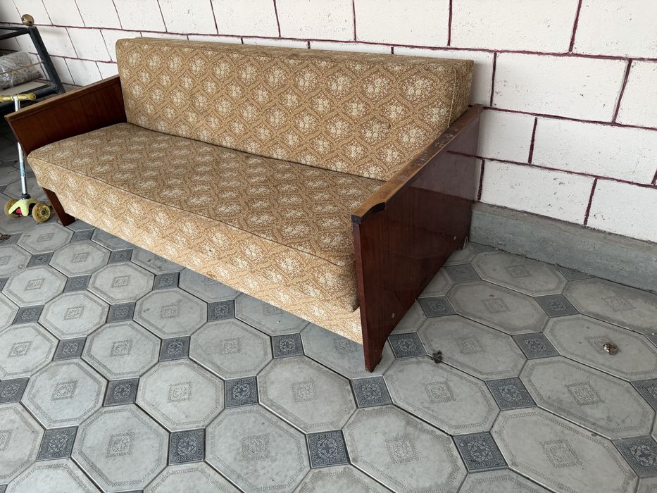 Продаю диван в хорошем состояний