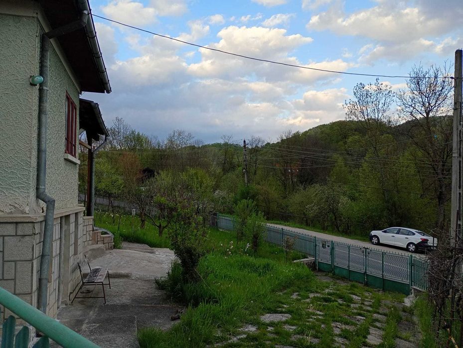Vand casa Provita de Jos,(P+E+M), avand teren 3250 mp, livada pe rod, la drumul principal, 3 camere (potential de 6)