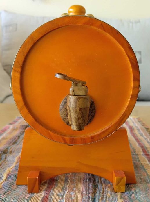 Продавам дървена бъчва 1,5 л. с метални обръчи и канелка