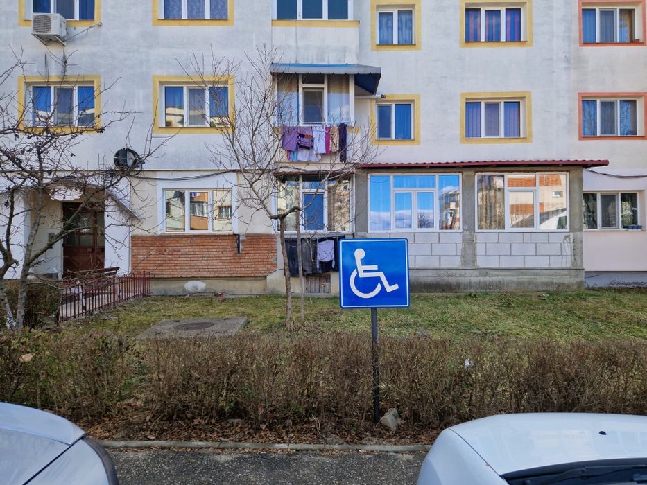 Vând apartament 3 camere confort 1 decomandat.