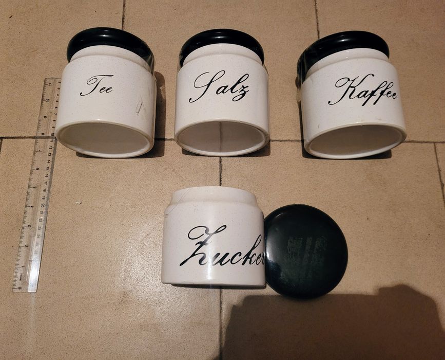 Продавам порцеланови и стъклени чинии и статуетки