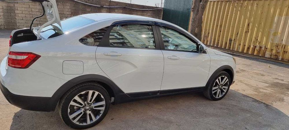 LADA VESTA SE CROSS в идеальном состоянии.