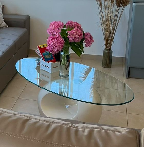 Тази масичка за кафе е с уникален органичен дизайн.