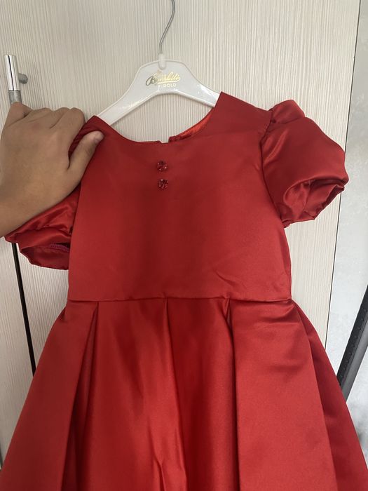 Красного цвета платье