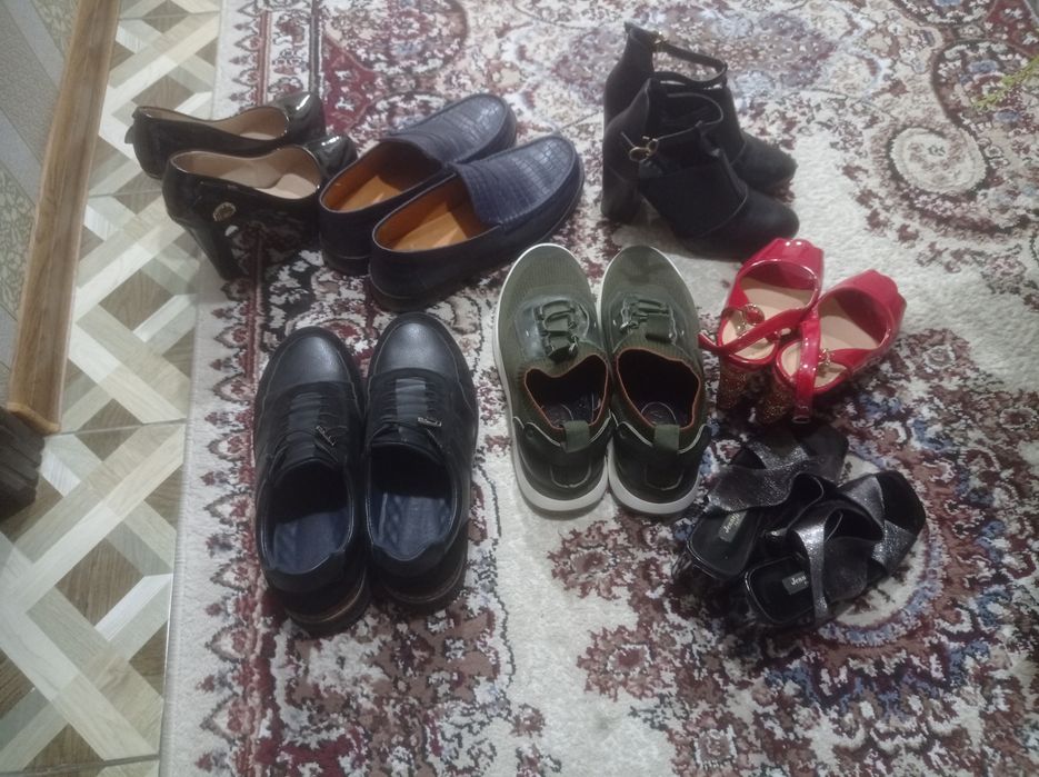 Аёллар ва эркаклар оёк кийим сотаман.