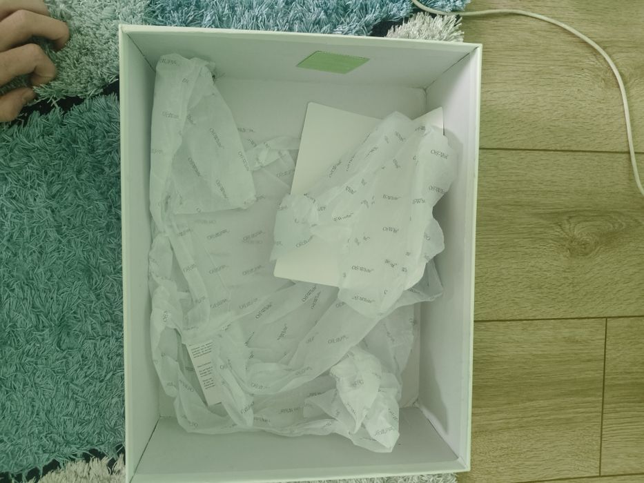 Vand off white odsy blue marble