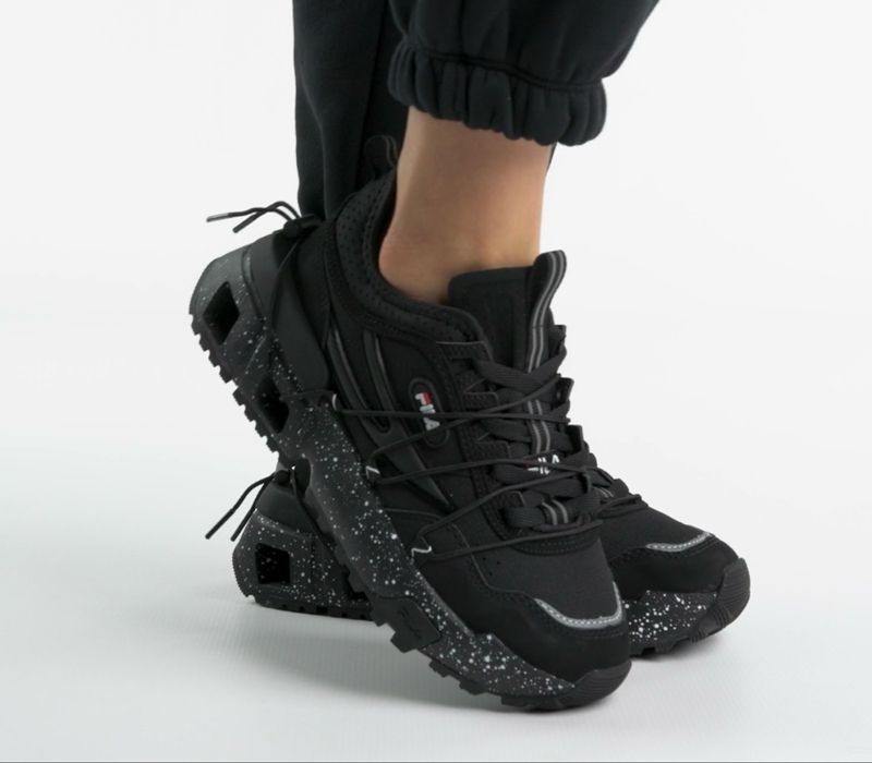 Черни сникърси  Fila