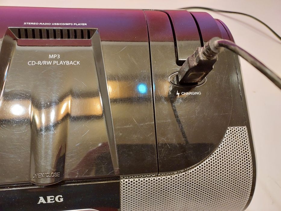 Radio AEG player stereo Cd/MP3/USB/AUX /charger. Stare foarte bună.