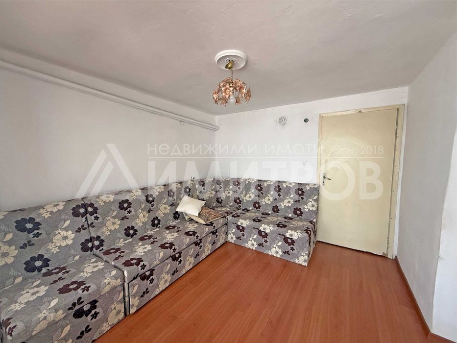 Продава триетажна вила с хубав, равен двор от 825 кв.м в с. Златна нива, обл. Шумен