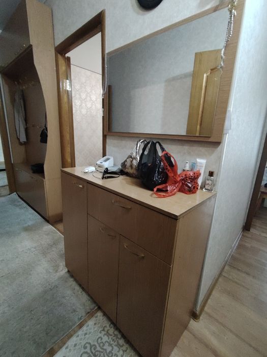 Продам прихожку и комод с зеркалом