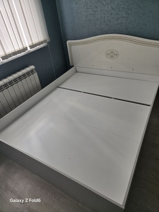 Продам кровать и 2 тумбочки