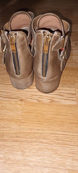 Pantofi decupati stil vintage