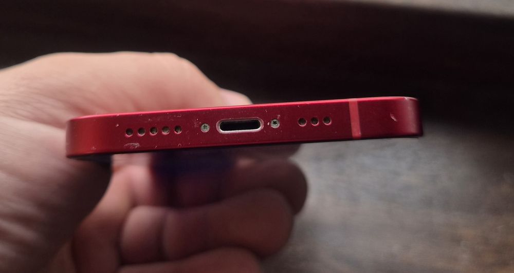 iPhone 13  заключен на части