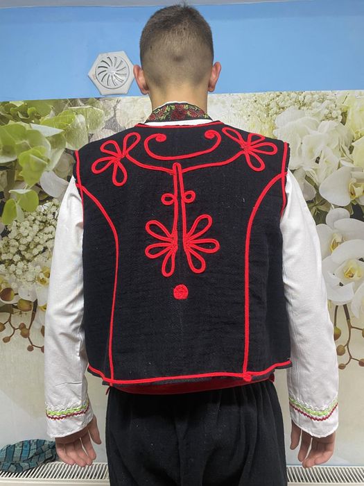 Мъжка народна носия със ширити