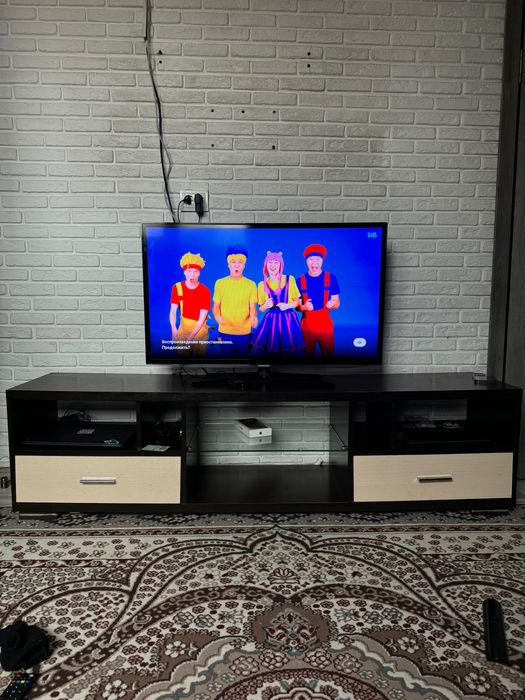 Диван, тумба дял телевизора