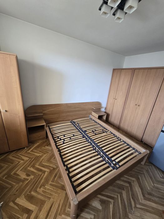 Спалня с нощни шкафчета и подматрачни рамки