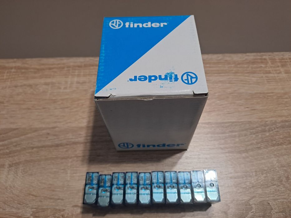 Set 10 bucăți releu Finder la 24VDC cu socluri și accesorii, NOI