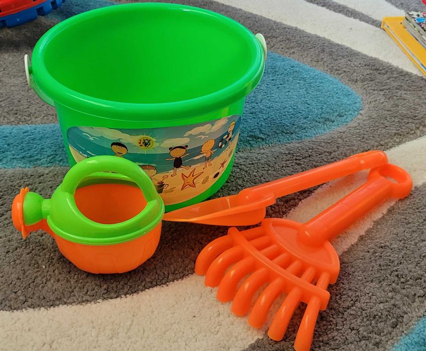 6 бр. Книжки  и кофичка за пясък