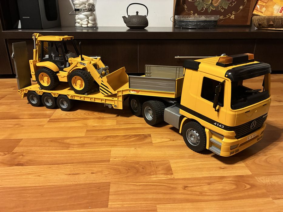 Set Bruder: Cap Tractor Mercedes, Platforma Fliegl si Excavator JCB