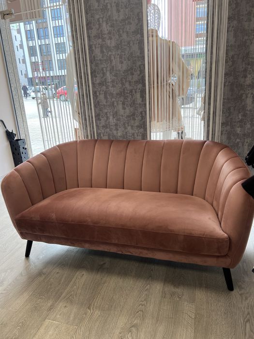 Диван в цвят пудра