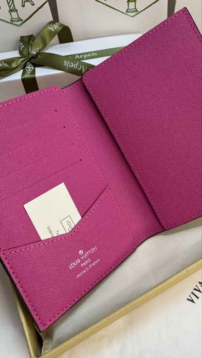 Кожаная обложка на паспорт LV